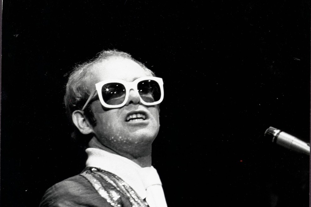 Nenavadna očala so Eltonov zaščitni znak. V svoji zbirki naj bi imel kar 250.000 očal.