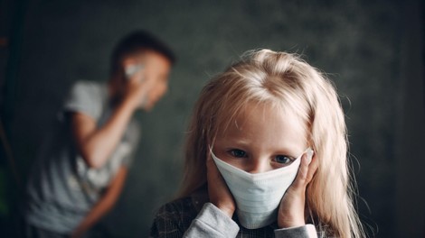 Raziskovalci so se lotili odkrivanja, kako virus širijo otroci