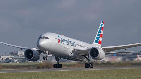 American Airlines v boj za potnike s posebnim razpršilom proti okužbi