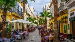 Živahna ulica Calle Virgin de la Palma, kjer so številne tradicionalne restavracije.