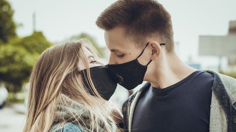 'Med spolnim odnosom nosite masko in se izogibajte poljubljanja'