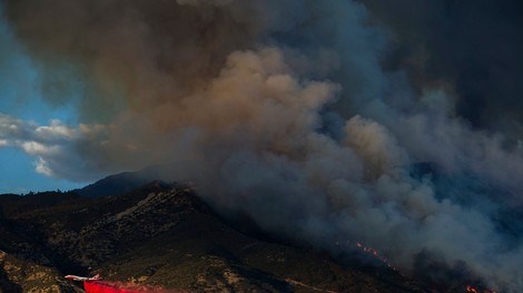 V Kaliforniji ogrožene ljudi iz požara rešujejo s helikopterji