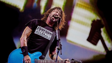 Frontman zasedbe Foo Fighters napisal pesem za desetletno bobnarko Nandi Bushell
