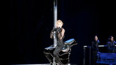 Vsak Madonnin nastop je prava paša za oči, ni čudno, da ima pevka po vseh teh letih težave s hojo.<br />
elease: no