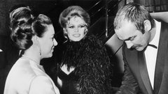 Angleška princesa Marget se je srečala s Seanom Conneryjem leta 1968 na premieri filma Shalako. V ozadju Brigitte Bardot (85).