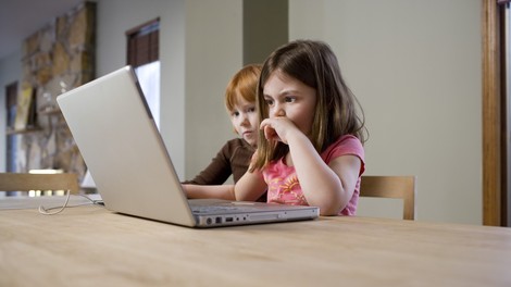 Strokovnjaki že 10. leto o učinkoviti obravnavi zlorab otrok na spletu