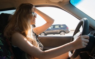 6 napak, ki jih moški sopotnik običajno naredi, ko vozi ženska