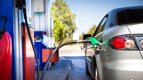 Carina nadzira voznike, ki točijo cenejše gorivo v sosednjih državah