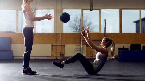 Kardio ali trening z utežmi – kaj bi morali izvajati, da bi hitreje izgubili maščobo na trebuhu?