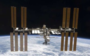 Proti Mednarodni vesoljski postaji poletela ruska kapsula s tremi člani posadke