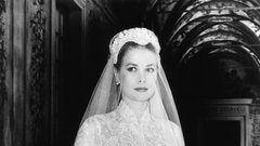 Grace Kelly v prekrasni poročni obleki, ki je bila darilo filmske družbe Metro-Goldwyn-Mayer svoji nekdanji igralki. Obleko je med drugim nekoliko kopirala tudi vojvodinja Kate.