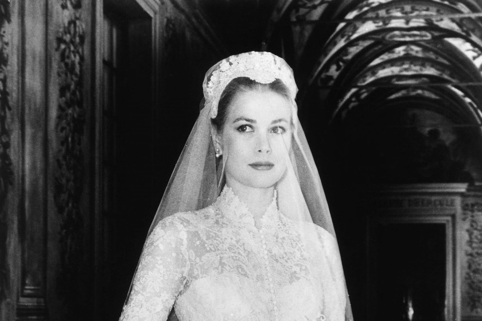Grace Kelly v prekrasni poročni obleki, ki je bila darilo filmske družbe Metro-Goldwyn-Mayer svoji nekdanji igralki. Obleko je med drugim nekoliko kopirala tudi vojvodinja Kate.
