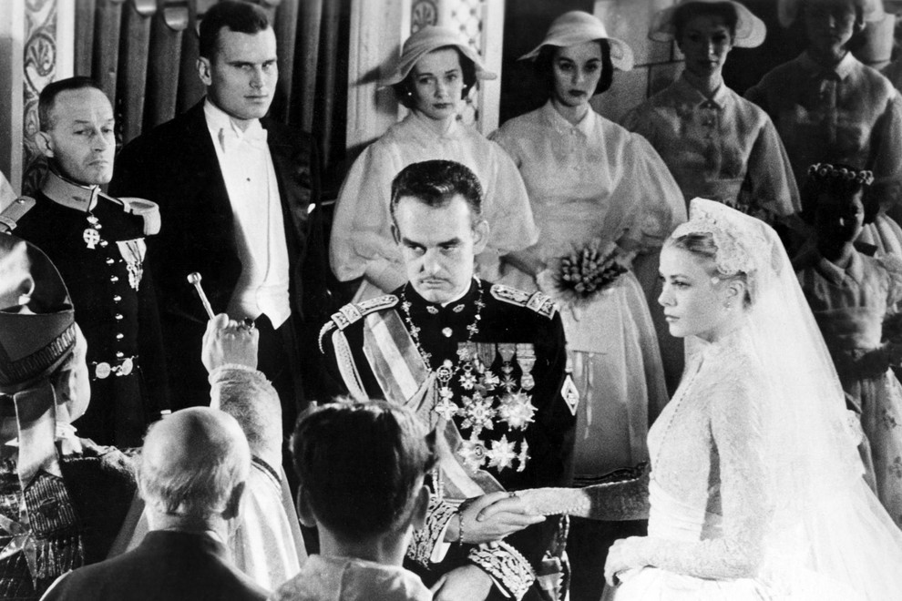 Prince Rainier in Grace Kelly med poročnim obredom leta 1956.