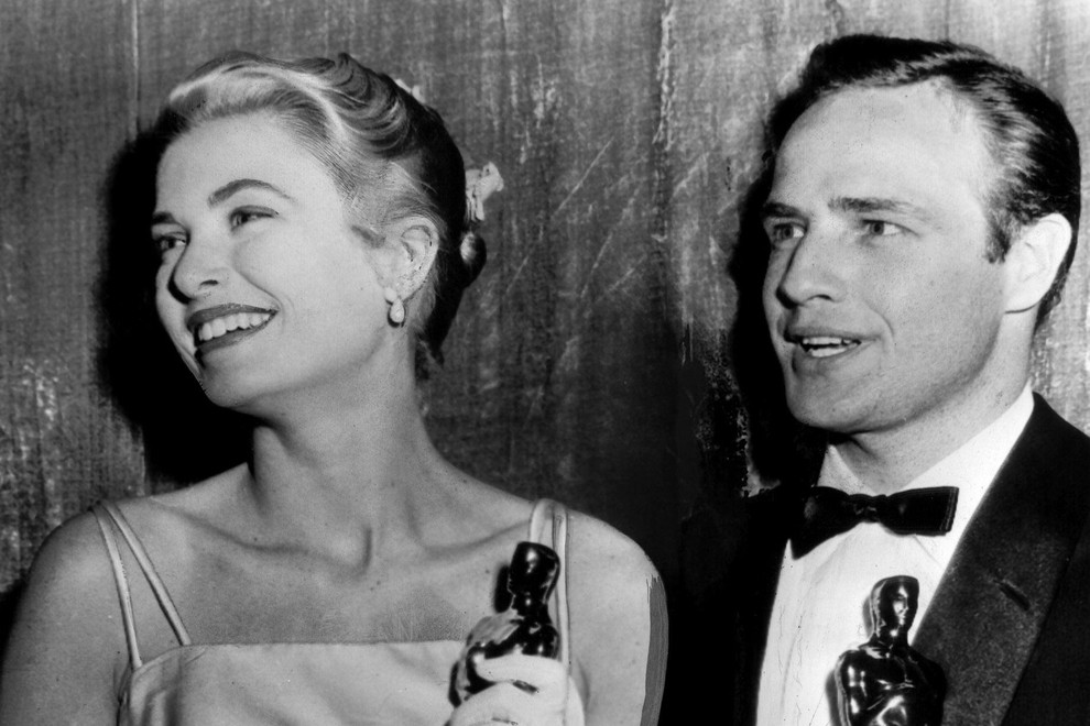 Grace Kelly in Marlon Brando, vsak s svojim oskarjem leta 1955. Ona ga je prejela za Country Girl, on pa za film Na pristaniški obali.