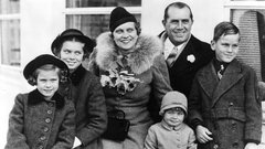 Grace Kelly (na levi, ko je imela 7 let), sestra Margaret (9), mama Margaret, sestra Elizabeth (3), oče John B Kelly in brat John B Kelly jr.