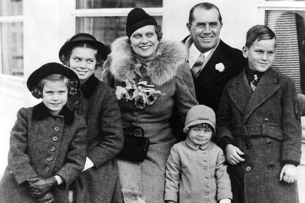 Grace Kelly (na levi, ko je imela 7 let), sestra Margaret (9), mama Margaret, sestra Elizabeth (3), oče John B Kelly in brat John B Kelly jr.