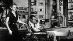 Grace Kelly in James Stewart v kultnem filmu Dvoriščno okno iz leta 1957. Režiral ga je Alfred Hitchcock, ki mu je bila Grace največja muza.