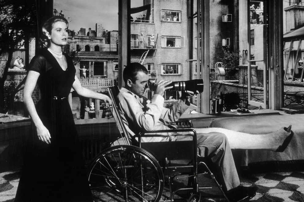 Grace Kelly in James Stewart v kultnem filmu Dvoriščno okno iz leta 1957. Režiral ga je Alfred Hitchcock, ki mu je bila Grace največja muza.