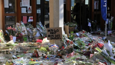 V Parizu shod v podporo umorjenemu učitelju in svobodi izražanja