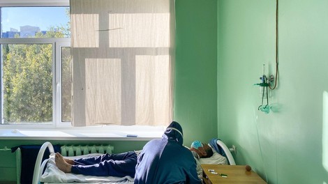 V slovenskih bolnišnicah trenutno na razpolago 100 postelj za intenzivno nego bolnikov s covidom-19