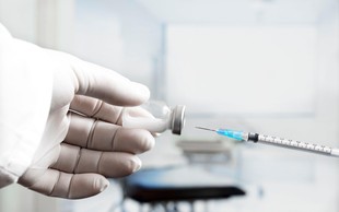 Britanski znanstveniki naj bi za razvoj cepiva testno okužili zdrave prostovoljce