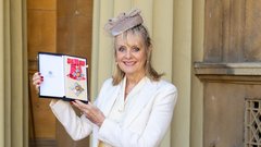 Lesley Lawson - Twiggy je 14. marca 2019 ponosno prejela naziv britanskega viteškega reda - dama.