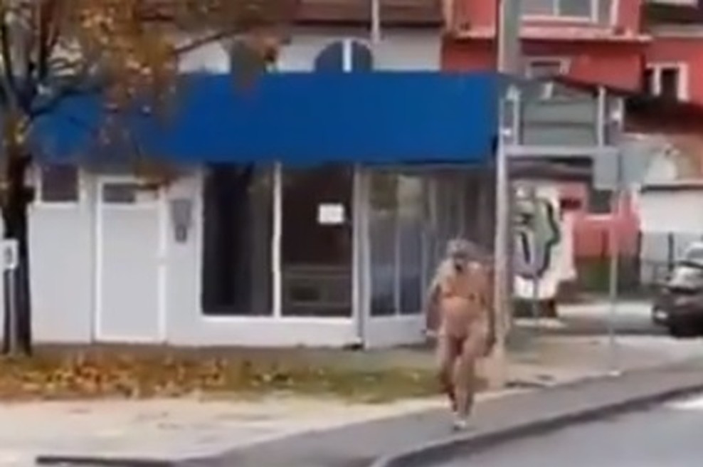VIDEO: Povsem gol se je sprehodil po Ljubljani, no na masko ni pozabil (foto: Twitter)