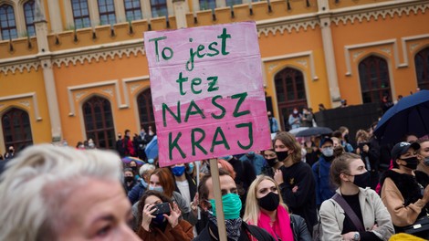 Poljski predsednik za omilitev odločitve ustavnega sodišča o prepovedi splava; podpora protestnikom tudi v Ljubljani
