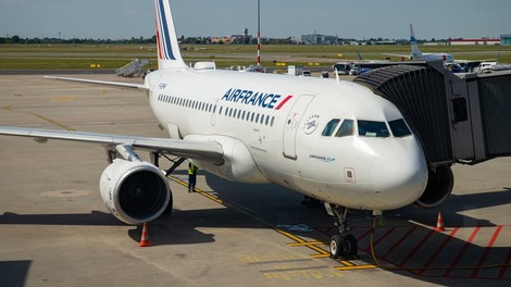Francoska kompanija Air France zaradi koronavirusa začasno odpovedala lete