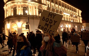 Protesti na Poljskem: Fotografija, ki navdušuje družabna omrežja, ima MOČNO zgodbo!