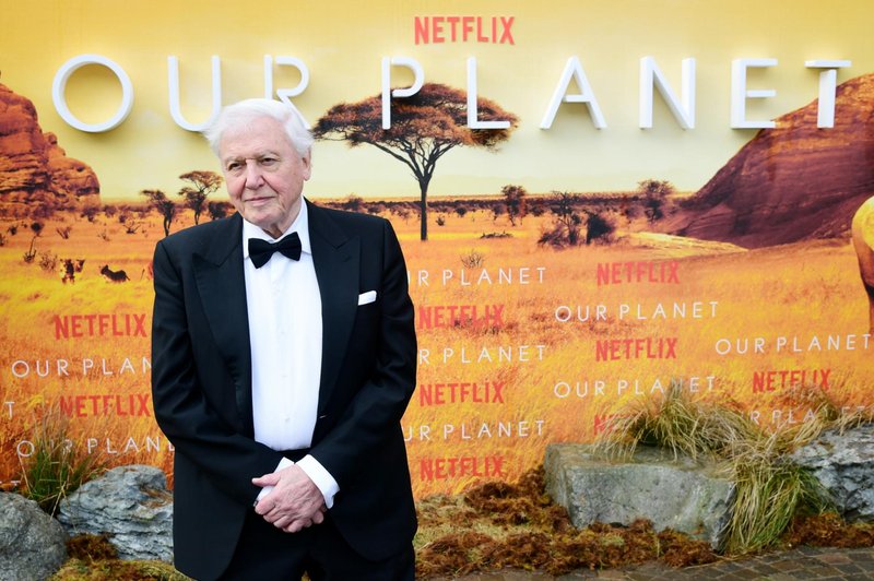 Attenborough s svojim prodornim pristopom v dokumentarcu poudarja obseg problema, opozarja na posledice in želi ljudem vgraditi občutek upanja ter jim pomagati postaviti nove temelje okoljske zavesti. (foto: Foto: Ian West)