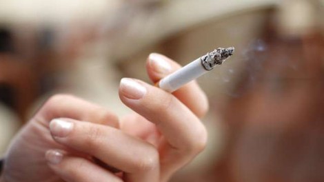 Kajenju lahko pripišemo osem primerov pljučnega raka od desetih