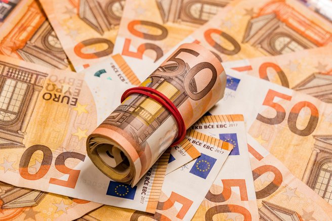 Plačujete z gotovino in mislite, da ste anonimni? Gibanje bankovcev je mogoče povezati z osebami – preko te številke