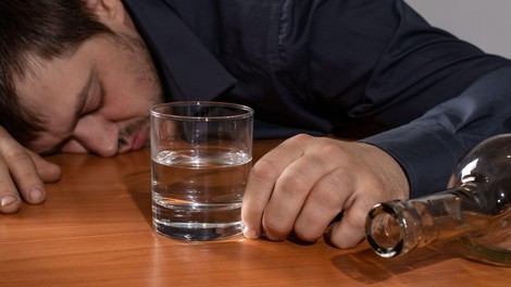 Stranski učinek epidemije je tudi večje tveganje za čezmerno pitje alkohola