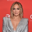 Jennifer Lopez navdušila z obleko z nevsakdanjim vzorcem. Je tako oponašala Melanio Trump?