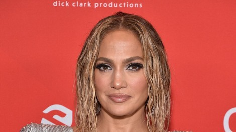 Jennifer Lopez navdušila z obleko z nevsakdanjim vzorcem. Je tako oponašala Melanio Trump?