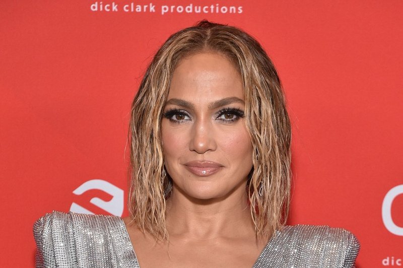 Jennifer Lopez navdušila z obleko z nevsakdanjim vzorcem. Je tako oponašala Melanio Trump? (foto: Profimedia)