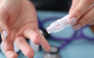 Uporaba krvne plazme za zdravljenje pljučnice pri covidnih bolnikih dala slabe rezultate