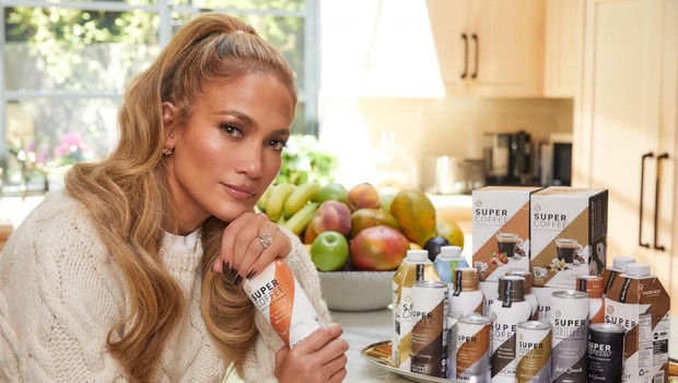 Jennifer Lopez<br />
Ima tudi podjetno žilico<br />
Ena najbolj priljubljenih pevk in igralk na svetu je zagotovo Jennifer Lopez (51), ki pa ima očitno tudi dober nos za posel. S svojim zaročencem Alexom Rodriguezom (45), nekdanjim zvezdnikom bejzbola, sta namreč postala solastnika podjetja za proizvodnjo kavnih napitkov brez sladkorja Kitu Life. To ameriško podjetje obstaja od leta 2016, par pa bo poskušal s svojim imidžem pri njegovi promociji. (foto: Foto: Profimedia)