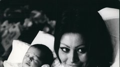 Igralka in njen šest dni star sin Carlito, rojen 29. decembra 1969.