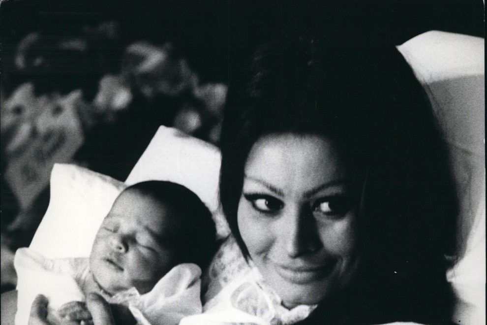Igralka in njen šest dni star sin Carlito, rojen 29. decembra 1969.