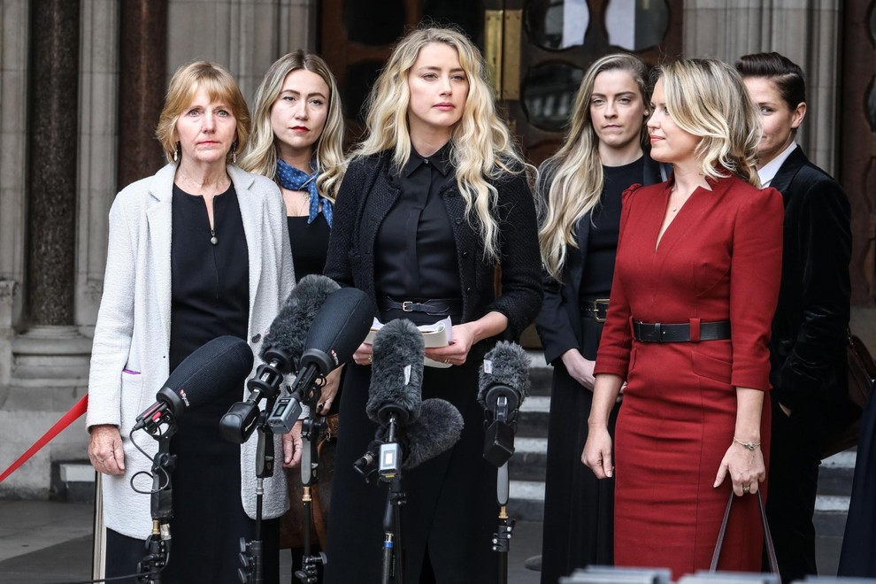 Amber Heard je pred sodiščem v Londonu podala izjavo za javnost.