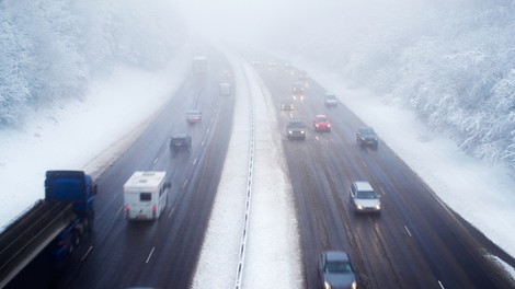Najstnik z nadvoza na gorenjski avtocesti metal snežne kepe nad vozila