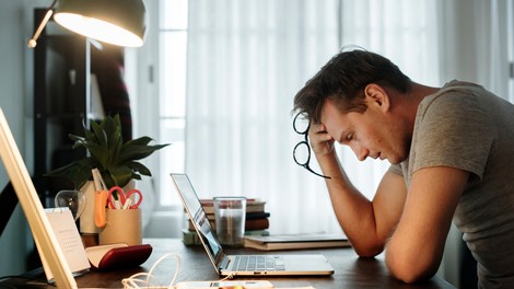 Kar sedem od desetih Slovencev poroča o prekomernem stresu, povezanim z delom