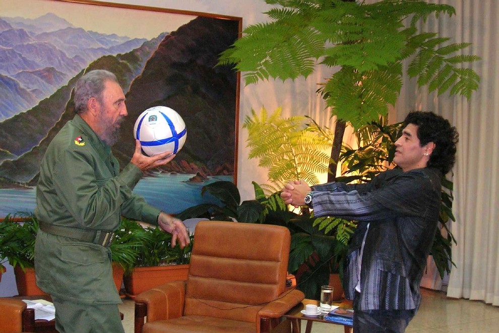 Kubanski predsednik Fidel Castro in Maradona med snemanjem oddaje The 10's Night v Havani.