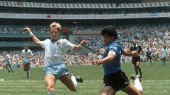 Svetovno prvenstvo in tekma v četrtfinalu Anglija: Argentina. Diego se bori za žogo z angleškim obrambnim igralcem Garyjem Stevensom. Argentina je zmagala z 2: 1.