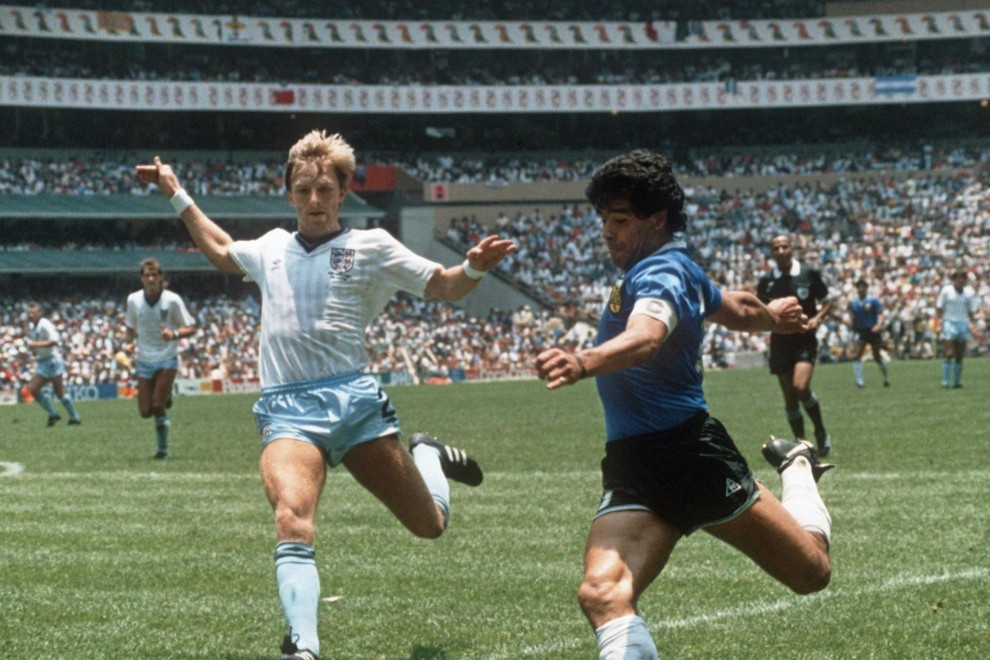 Svetovno prvenstvo in tekma v četrtfinalu Anglija: Argentina. Diego se bori za žogo z angleškim obrambnim igralcem Garyjem Stevensom. Argentina je zmagala z 2: 1.