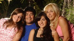 Maradona na sliki z družino, preden je odšel na ponovno rehabilitacijo na Kubo.