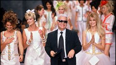 Cindy Crafword, Linda Evangelista, Karl Lagerfeld in Claudia Schiffer leta 1996 na modni reviji za Chanel.
