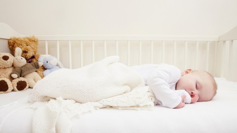 Viralni posnetek, ob katerem so se zgrozili VSI starši: "Zato NE dajajte ničesar v zibko k spečemu dojenčku!"